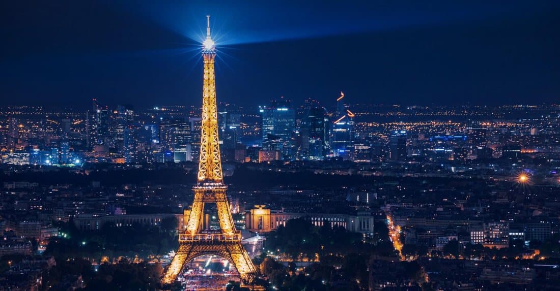La tour Eiffel illuminée, de nuit, au-dessus de Paris